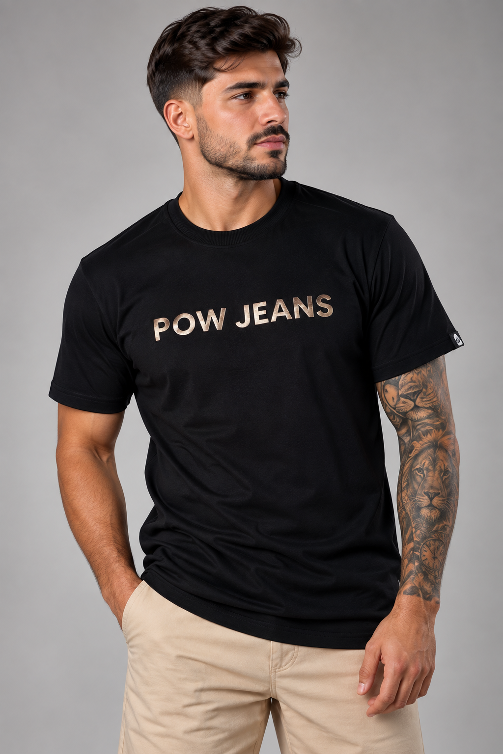 camiseta pow jeans preta / estampa alto relevo dourado